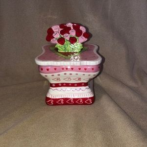 Bella Casa by GANZ. Heart canister with lid.